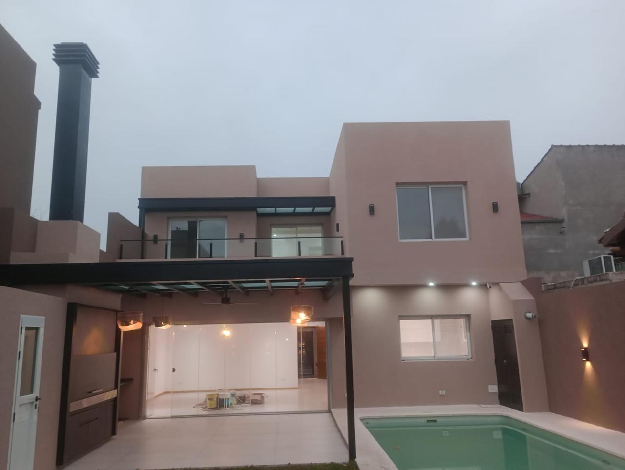 Vista trasera de vivienda con terraza y cerramientos — Temperley, Zona Sur
